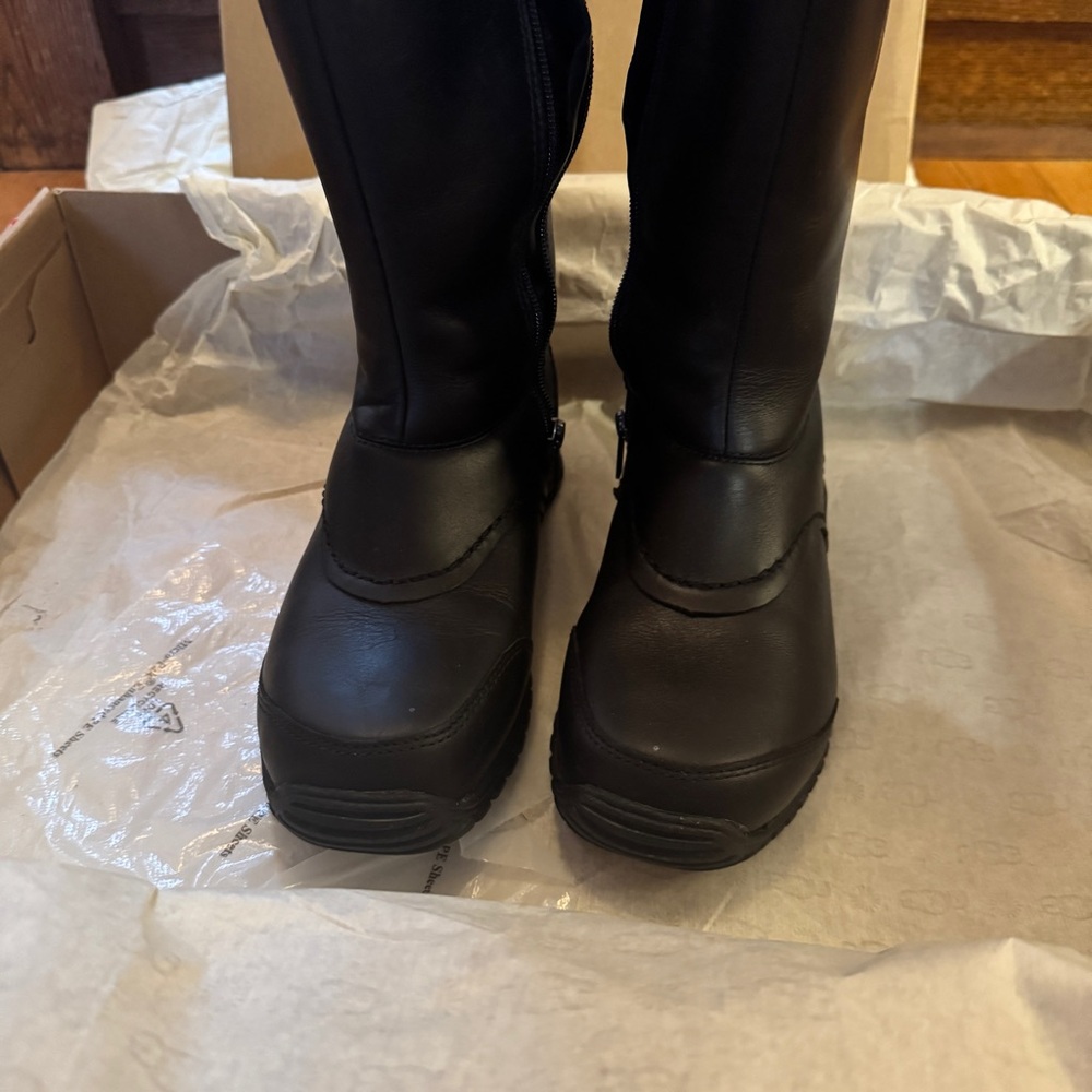 UGG Winter Boots

Miko Black Leather

Women's Black Fur-Lined Winter Boots - Picture 4 of 9